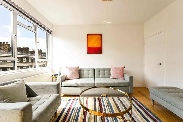 Salle de séjour élégante avec mobilier moderne dans un appartement à Building Endsleigh Street - hostedbysleepover - 1530439 à London Borough of Camden, London