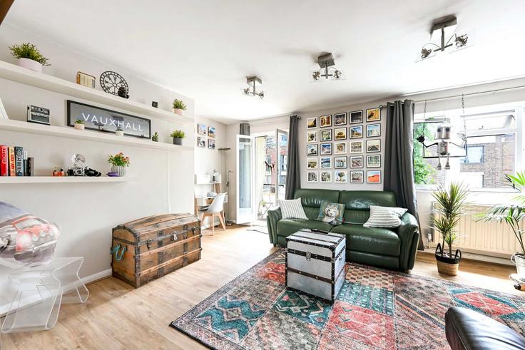 London London Borough of LambethのBuilding Jeffreys Road - hostedbysleepover - 1530440のアパートメントにある、モダンな家具を備えたエレガントなデザインのリビングルーム