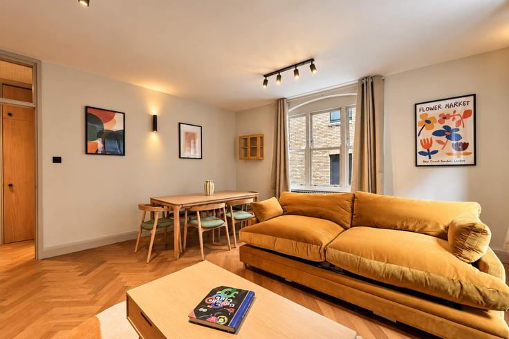 Salle de séjour élégante avec mobilier moderne dans un appartement à Building Langley Court - hostedbysleepover - 1610182 à City of Westminster, London Salle de séjour élégante avec mobilier moderne dans un appartement à Building Langley Court - hostedbysleepover - 1610182 à City of Westminster, London