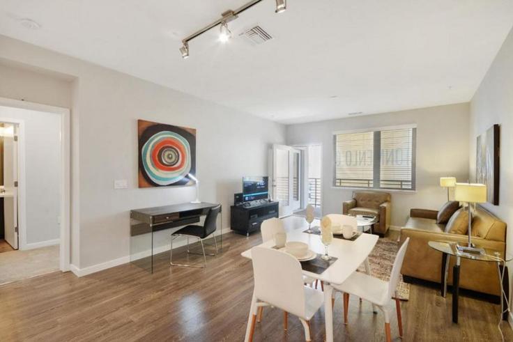 Sala de estar elegantemente projetada com móveis modernos em um apartamento no Building Haven Avenue - hosteeva - 1638295 em Menlo Park, Menlo Park Sala de estar elegantemente projetada com móveis modernos em um apartamento no Building Haven Avenue - hosteeva - 1638295 em Menlo Park, Menlo Park
