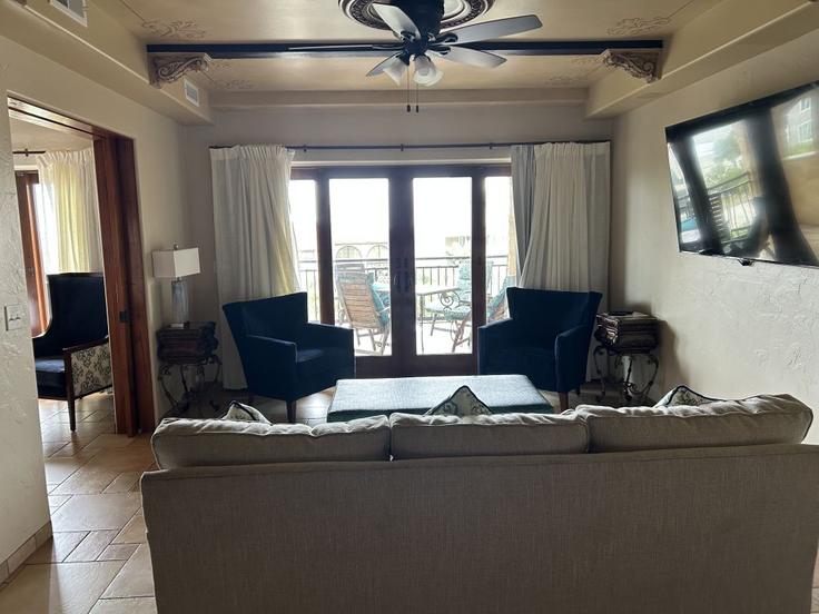 Building Beach View Drive - hosteeva - 1267835 - ATL adresindeki bir dairede modern mobilyalarla zarif bir şekilde tasarlanmış oturma odası St. Simons Island, St. Simons Island