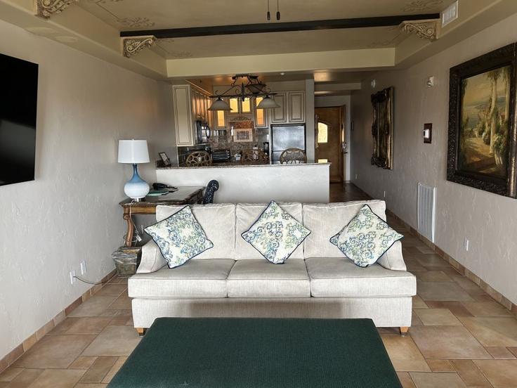 Building Ocean Boulevard - hosteeva - 1267843 - ATL adresindeki bir dairede modern mobilyalarla zarif bir şekilde tasarlanmış oturma odası St. Simons Island, St. Simons Island