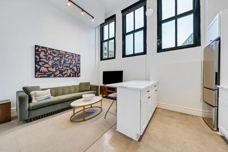 Sala de estar elegantemente projetada com móveis modernos em um apartamento no Building East Travis Street - hosteeva - 1267111 - USA em San Antonio, San Antonio Sala de estar elegantemente projetada com móveis modernos em um apartamento no Building East Travis Street - hosteeva - 1267111 - USA em San Antonio, San Antonio