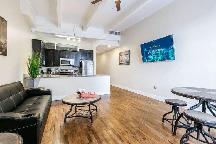 Salle de séjour élégante avec mobilier moderne dans un appartement à Building Magazine Street - hosteeva - 1251927 - USA à New Orleans, New Orleans Salle de séjour élégante avec mobilier moderne dans un appartement à Building Magazine Street - hosteeva - 1251927 - USA à New Orleans, New Orleans
