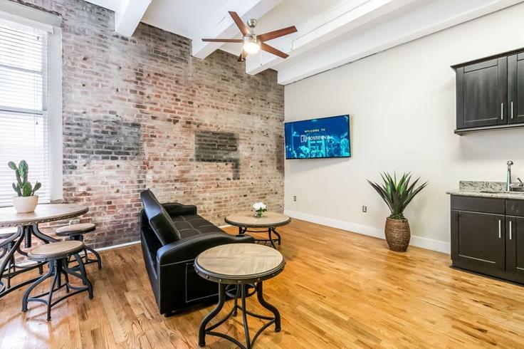New Orleans, New Orleans에 위치한 Building Magazine Street - hosteeva - 1251931 - USA 유닛의 세련된 인테리어가 돋보이는 거실 New Orleans, New Orleans에 위치한 Building Magazine Street - hosteeva - 1251931 - USA 유닛의 세련된 인테리어가 돋보이는 거실