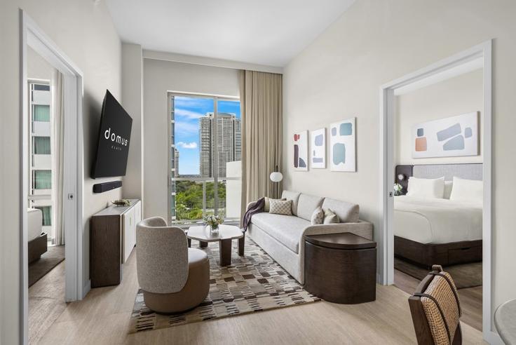 Sala de estar elegantemente projetada com móveis modernos em um apartamento no Building Southwest 2nd Avenue - hosteeva - 1570900 em Miami, Miami Sala de estar elegantemente projetada com móveis modernos em um apartamento no Building Southwest 2nd Avenue - hosteeva - 1570900 em Miami, Miami