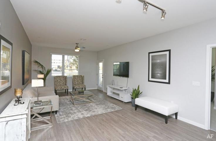 Sala de estar elegantemente projetada com móveis modernos em um apartamento no Building Haven Avenue - hosteeva - 1590155 em Menlo Park, Menlo Park