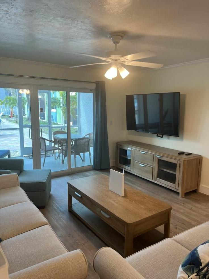 Sala de estar elegantemente projetada com móveis modernos em um apartamento no Building Estero Boulevard - hosteeva - 1338867 em Fort Myers Beach, Fort Myers Beach