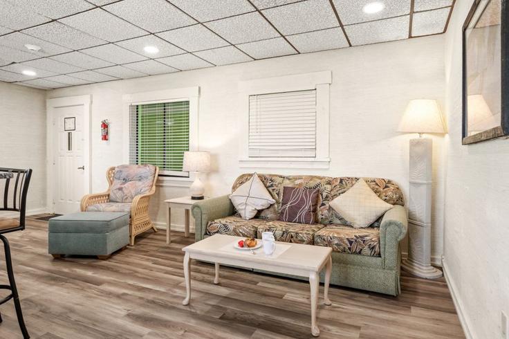 Sala de estar elegantemente projetada com móveis modernos em um apartamento no Building Estero Boulevard - hosteeva - 1339107 em Fort Myers Beach, Fort Myers Beach
