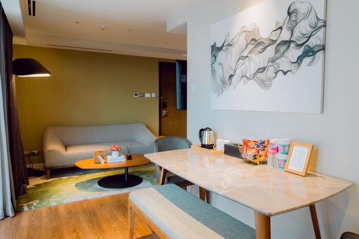 Elegante sala de estar con mobiliario moderno en un apartamento en Building Coronado - hosteeva - 1596588 en Mandaluyong City, Mandaluyong City