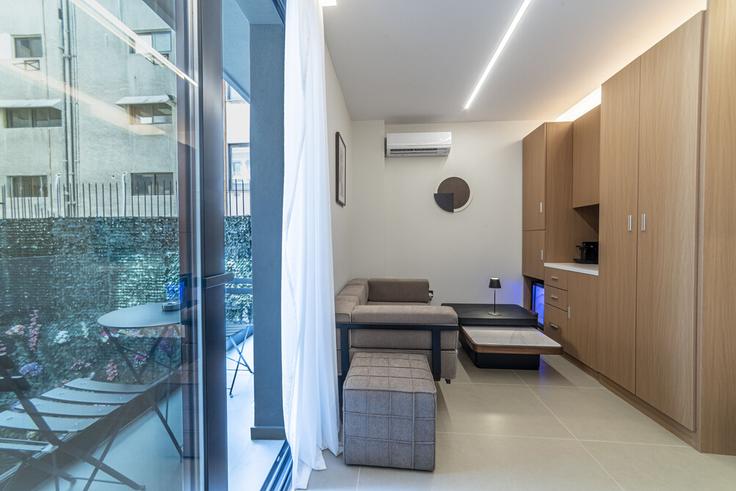 Building Agiou Spiridonos - hosteeva - 1572184 adresindeki bir dairede modern mobilyalarla zarif bir şekilde tasarlanmış oturma odası Piraeus, Athens