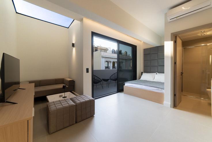 Athens PiraeusのBuilding Agiou Spiridonos - hosteeva - 1572202のアパートメントにある、モダンな家具を備えたエレガントなデザインのリビングルーム