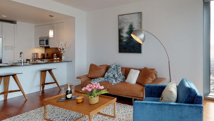 Elegante sala de estar con mobiliario moderno en un apartamento en Building Fremont Street - hosteeva - 1585157 en San Francisco, San Francisco