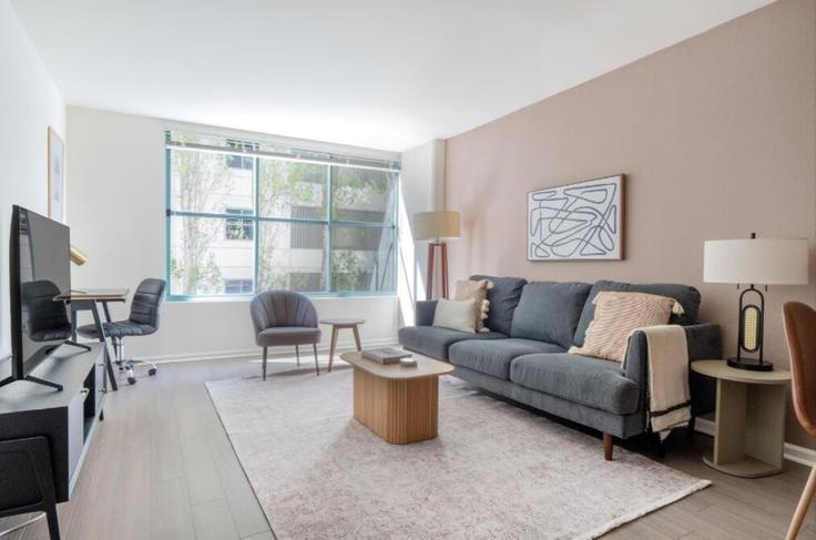 Salle de séjour élégante avec mobilier moderne dans un appartement à Building Townsend Street - hosteeva - 1585993 à San Francisco, San Francisco Salle de séjour élégante avec mobilier moderne dans un appartement à Building Townsend Street - hosteeva - 1585993 à San Francisco, San Francisco