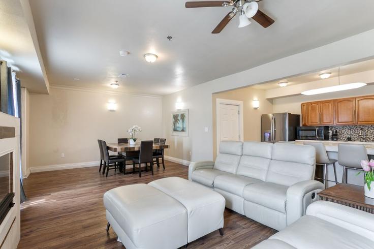 New Orleans, New Orleans에 위치한 Building Baronne Street - hosteeva - 1269245 - USA 유닛의 세련된 인테리어가 돋보이는 거실 New Orleans, New Orleans에 위치한 Building Baronne Street - hosteeva - 1269245 - USA 유닛의 세련된 인테리어가 돋보이는 거실