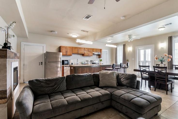 New Orleans, New Orleans에 위치한 Building Baronne Street - hosteeva - 1269255 - USA 유닛의 세련된 인테리어가 돋보이는 거실 New Orleans, New Orleans에 위치한 Building Baronne Street - hosteeva - 1269255 - USA 유닛의 세련된 인테리어가 돋보이는 거실