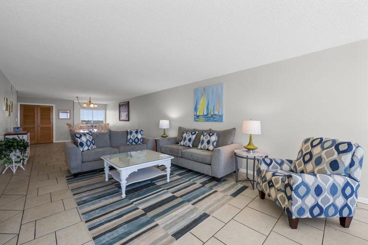 Elegant gestaltetes Wohnzimmer mit moderner Einrichtung in einer Wohnung im Building West Beach Boulevard - hosteeva - 1268166 - USA in Gulf Shores, Gulf Shores Elegant gestaltetes Wohnzimmer mit moderner Einrichtung in einer Wohnung im Building West Beach Boulevard - hosteeva - 1268166 - USA in Gulf Shores, Gulf Shores