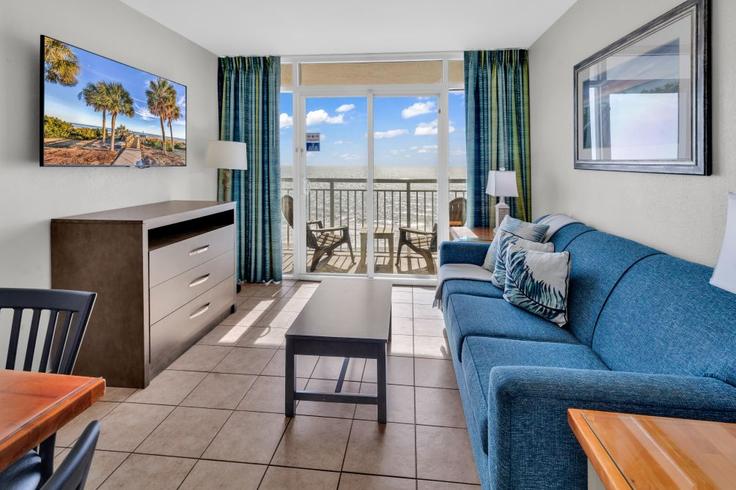 Elegante sala de estar con mobiliario moderno en un apartamento en Building Alexandria Avenue - hosteeva - 1268909 - USA en Myrtle Beach, Myrtle Beach Elegante sala de estar con mobiliario moderno en un apartamento en Building Alexandria Avenue - hosteeva - 1268909 - USA en Myrtle Beach, Myrtle Beach