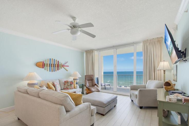 Gulf Shores, Gulf Shores에 위치한 Building East Beach Boulevard - hosteeva - 1267871 - USA 유닛의 세련된 인테리어가 돋보이는 거실 Gulf Shores, Gulf Shores에 위치한 Building East Beach Boulevard - hosteeva - 1267871 - USA 유닛의 세련된 인테리어가 돋보이는 거실