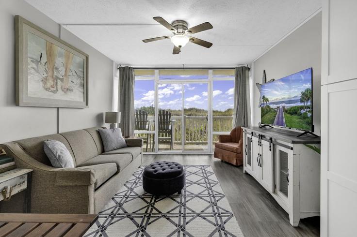 Elegante sala de estar con mobiliario moderno en un apartamento en Building South Ocean Boulevard - hosteeva - 1268886 en North Myrtle Beach, North Myrtle Beach Elegante sala de estar con mobiliario moderno en un apartamento en Building South Ocean Boulevard - hosteeva - 1268886 en North Myrtle Beach, North Myrtle Beach