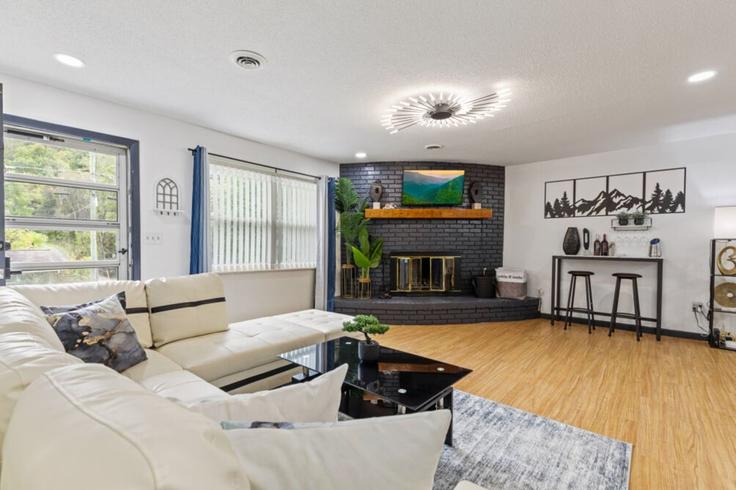 Sala de estar elegantemente projetada com móveis modernos em um apartamento no Building Allensville Road - hosteeva - 1266320 - USA em Sevierville, Sevierville