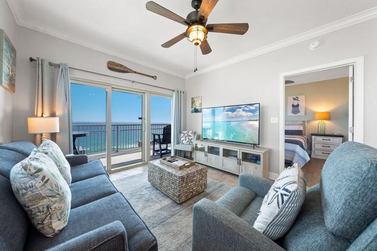 Gulf Shores Gulf ShoresのBuilding West Beach Boulevard - hosteeva - 1266307 - USAのアパートメントにある、モダンな家具を備えたエレガントなデザインのリビングルーム Gulf Shores Gulf ShoresのBuilding West Beach Boulevard - hosteeva - 1266307 - USAのアパートメントにある、モダンな家具を備えたエレガントなデザインのリビングルーム