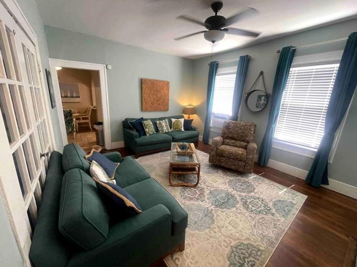 Galveston GalvestonのBuilding Avenue Q - hosteeva - 1589270のアパートメントにある、モダンな家具を備えたエレガントなデザインのリビングルーム Galveston GalvestonのBuilding Avenue Q - hosteeva - 1589270のアパートメントにある、モダンな家具を備えたエレガントなデザインのリビングルーム