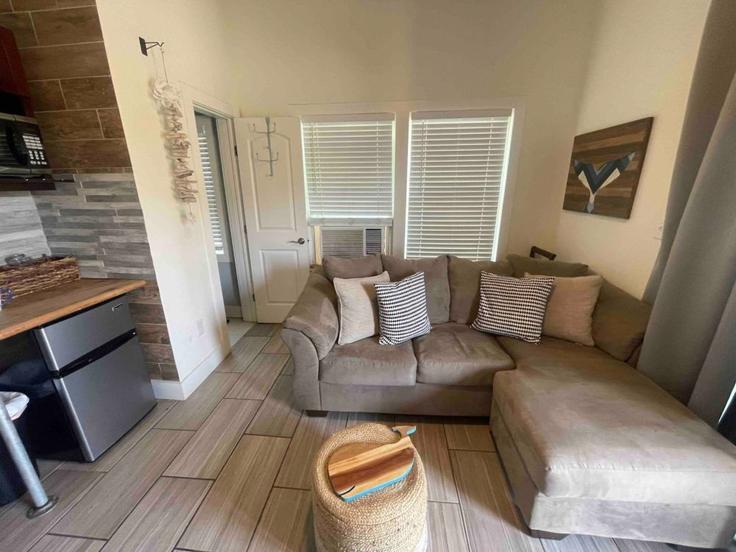 Elegante sala de estar con mobiliario moderno en un apartamento en Building 24th Street - hosteeva - 1589271 en Galveston, Galveston