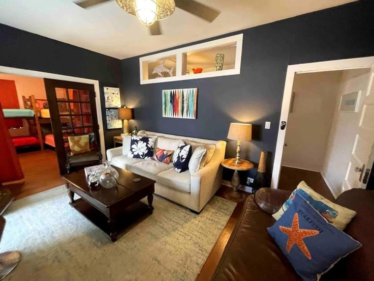 Building Avenue Q - hosteeva - 1589273 adresindeki bir dairede modern mobilyalarla zarif bir şekilde tasarlanmış oturma odası Galveston, Galveston Building Avenue Q - hosteeva - 1589273 adresindeki bir dairede modern mobilyalarla zarif bir şekilde tasarlanmış oturma odası Galveston, Galveston