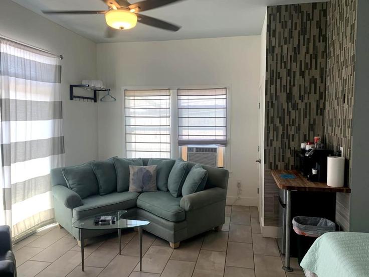 Elegante sala de estar con mobiliario moderno en un apartamento en Building 24th Street - hosteeva - 1589272 en Galveston, Galveston