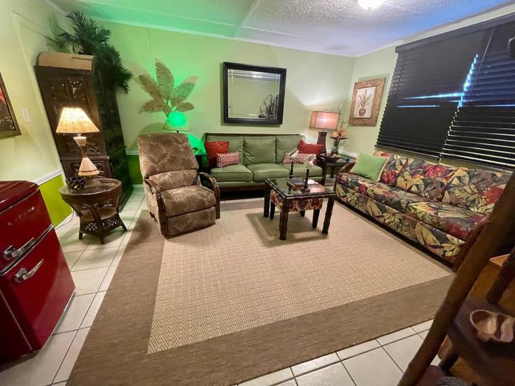 Elegante sala de estar con mobiliario moderno en un apartamento en Building Avenue Q - hosteeva - 1589269 en Galveston, Galveston Elegante sala de estar con mobiliario moderno en un apartamento en Building Avenue Q - hosteeva - 1589269 en Galveston, Galveston