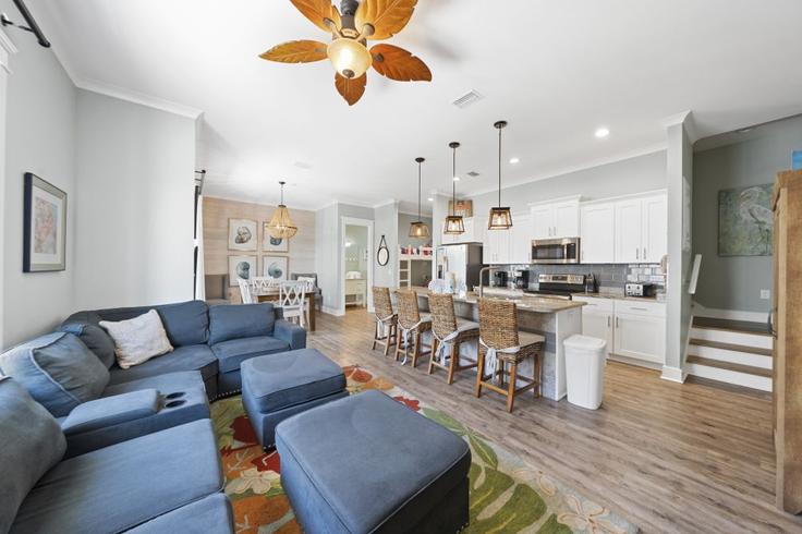 Gulf Shores, Gulf Shores에 위치한 Building West Beach Boulevard - hosteeva - 1269189 - USA 유닛의 세련된 인테리어가 돋보이는 거실 Gulf Shores, Gulf Shores에 위치한 Building West Beach Boulevard - hosteeva - 1269189 - USA 유닛의 세련된 인테리어가 돋보이는 거실