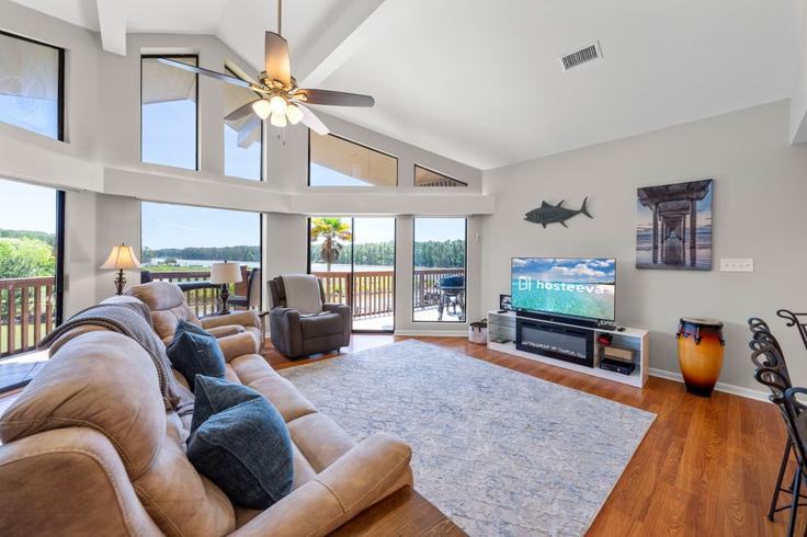 Elegant gestaltetes Wohnzimmer mit moderner Einrichtung in einer Wohnung im Building Spinnaker Drive - hosteeva - 1330447 in Gulf Shores, Gulf Shores Elegant gestaltetes Wohnzimmer mit moderner Einrichtung in einer Wohnung im Building Spinnaker Drive - hosteeva - 1330447 in Gulf Shores, Gulf Shores