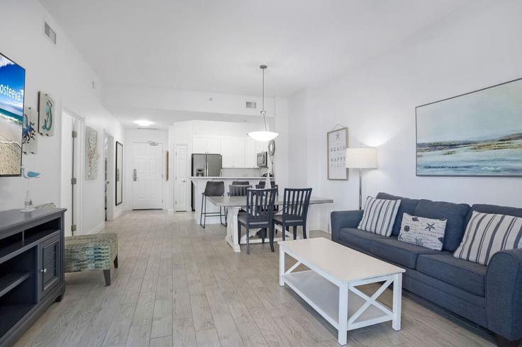 Sala de estar elegantemente projetada com móveis modernos em um apartamento no Building Indian Bayou Trail - hosteeva - 1364338 em Destin, Destin