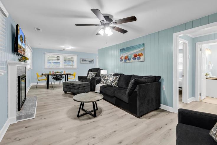 Elegante sala de estar con mobiliario moderno en un apartamento en Building 1st Avenue South - hosteeva - 1407376 en North Myrtle Beach, North Myrtle Beach Elegante sala de estar con mobiliario moderno en un apartamento en Building 1st Avenue South - hosteeva - 1407376 en North Myrtle Beach, North Myrtle Beach