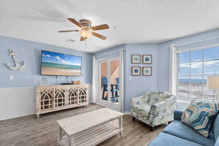 Salle de séjour élégante avec mobilier moderne dans un appartement à Building East Beach Boulevard - hosteeva - 1372727 à Gulf Shores, Gulf Shores Salle de séjour élégante avec mobilier moderne dans un appartement à Building East Beach Boulevard - hosteeva - 1372727 à Gulf Shores, Gulf Shores