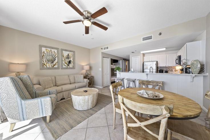 Elegant gestaltetes Wohnzimmer mit moderner Einrichtung in einer Wohnung im Building Beach Club Trail - hosteeva - 1373336 in Gulf Shores, Gulf Shores Elegant gestaltetes Wohnzimmer mit moderner Einrichtung in einer Wohnung im Building Beach Club Trail - hosteeva - 1373336 in Gulf Shores, Gulf Shores
