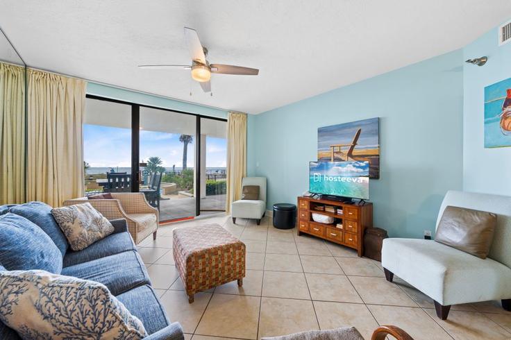 Building Perdido Beach Boulevard - hosteeva - 1388042 adresindeki bir dairede modern mobilyalarla zarif bir şekilde tasarlanmış oturma odası Orange Beach, Orange Beach