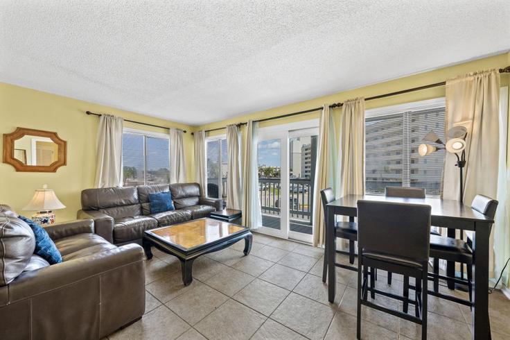 Salle de séjour élégante avec mobilier moderne dans un appartement à Building Plantation Road - hosteeva - 1407375 à Gulf Shores, Gulf Shores Salle de séjour élégante avec mobilier moderne dans un appartement à Building Plantation Road - hosteeva - 1407375 à Gulf Shores, Gulf Shores