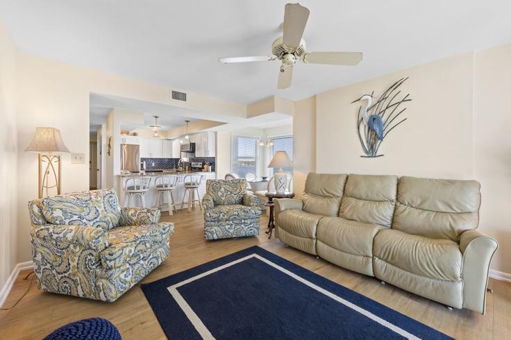 Salle de séjour élégante avec mobilier moderne dans un appartement à Building Sandpiper Lane - hosteeva - 1461278 à Gulf Shores, Gulf Shores Salle de séjour élégante avec mobilier moderne dans un appartement à Building Sandpiper Lane - hosteeva - 1461278 à Gulf Shores, Gulf Shores