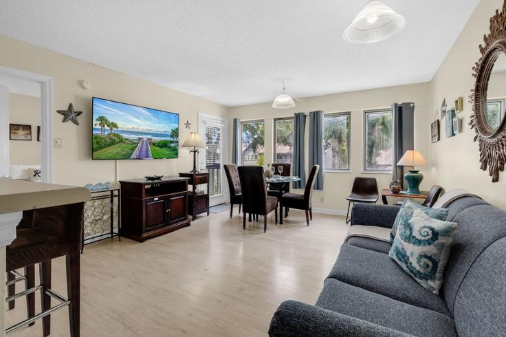 Building Cayman Court - hosteeva - 1508176 adresindeki bir dairede modern mobilyalarla zarif bir şekilde tasarlanmış oturma odası Myrtle Beach, Myrtle Beach Building Cayman Court - hosteeva - 1508176 adresindeki bir dairede modern mobilyalarla zarif bir şekilde tasarlanmış oturma odası Myrtle Beach, Myrtle Beach