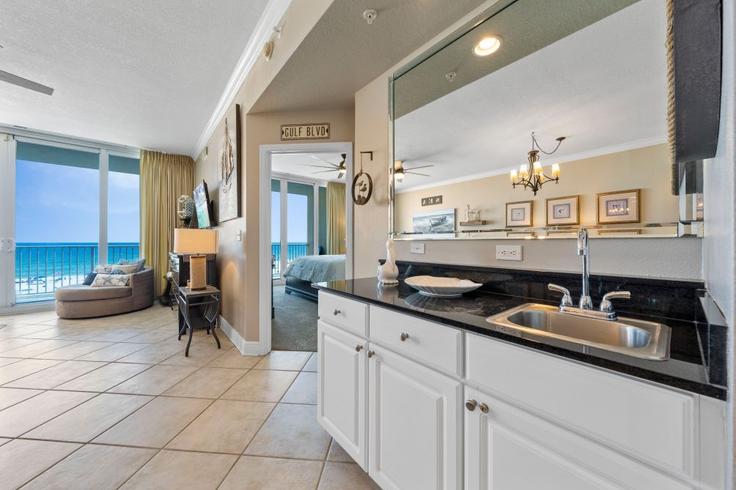 Elegante sala de estar con mobiliario moderno en un apartamento en Building East Beach Boulevard - hosteeva - 1508130 en Gulf Shores, Gulf Shores Elegante sala de estar con mobiliario moderno en un apartamento en Building East Beach Boulevard - hosteeva - 1508130 en Gulf Shores, Gulf Shores