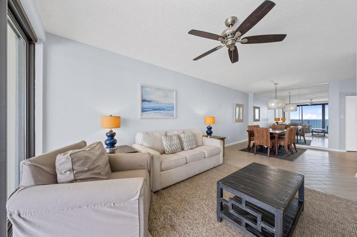 Orange Beach Orange BeachのBuilding Perdido Beach Boulevard - hosteeva - 1510595のアパートメントにある、モダンな家具を備えたエレガントなデザインのリビングルーム Orange Beach Orange BeachのBuilding Perdido Beach Boulevard - hosteeva - 1510595のアパートメントにある、モダンな家具を備えたエレガントなデザインのリビングルーム