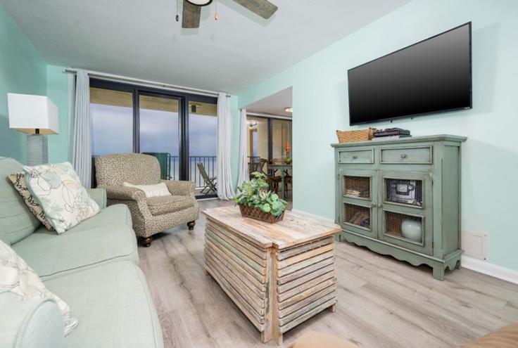 Building Perdido Beach Boulevard - hosteeva - 1570781 adresindeki bir dairede modern mobilyalarla zarif bir şekilde tasarlanmış oturma odası Orange Beach, Orange Beach Building Perdido Beach Boulevard - hosteeva - 1570781 adresindeki bir dairede modern mobilyalarla zarif bir şekilde tasarlanmış oturma odası Orange Beach, Orange Beach