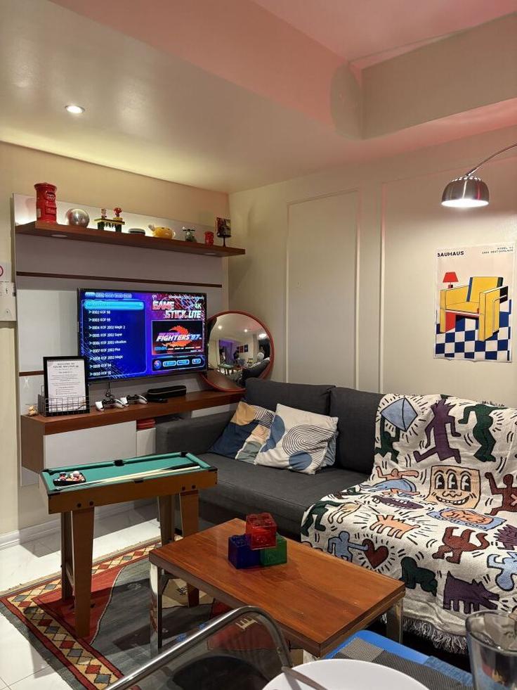 Building La Luna - hosteeva - 1570657 adresindeki bir dairede modern mobilyalarla zarif bir şekilde tasarlanmış oturma odası Parañaque, Parañaque Building La Luna - hosteeva - 1570657 adresindeki bir dairede modern mobilyalarla zarif bir şekilde tasarlanmış oturma odası Parañaque, Parañaque