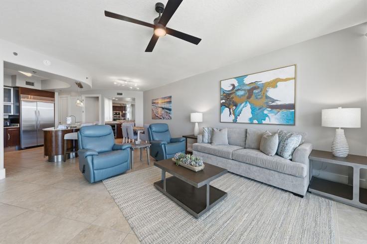 Orange Beach Orange BeachのBuilding Perdido Beach Boulevard - hosteeva - 1570656のアパートメントにある、モダンな家具を備えたエレガントなデザインのリビングルーム Orange Beach Orange BeachのBuilding Perdido Beach Boulevard - hosteeva - 1570656のアパートメントにある、モダンな家具を備えたエレガントなデザインのリビングルーム
