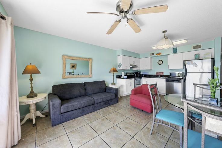 Building Perdido Beach Boulevard - hosteeva - 1570605 adresindeki bir dairede modern mobilyalarla zarif bir şekilde tasarlanmış oturma odası Orange Beach, Orange Beach Building Perdido Beach Boulevard - hosteeva - 1570605 adresindeki bir dairede modern mobilyalarla zarif bir şekilde tasarlanmış oturma odası Orange Beach, Orange Beach