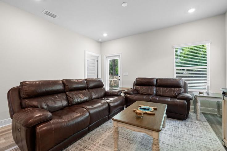 Elegant gestaltetes Wohnzimmer mit moderner Einrichtung in einer Wohnung im Building West Marigold Avenue - hosteeva - 1570583 in Foley, Foley