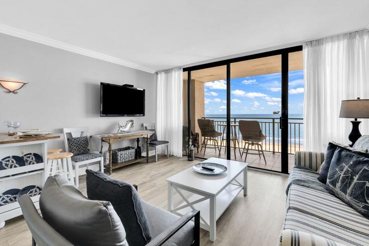 Elegante sala de estar con mobiliario moderno en un apartamento en Building North Ocean Boulevard - hosteeva - 1570555 en Myrtle Beach, Myrtle Beach Elegante sala de estar con mobiliario moderno en un apartamento en Building North Ocean Boulevard - hosteeva - 1570555 en Myrtle Beach, Myrtle Beach