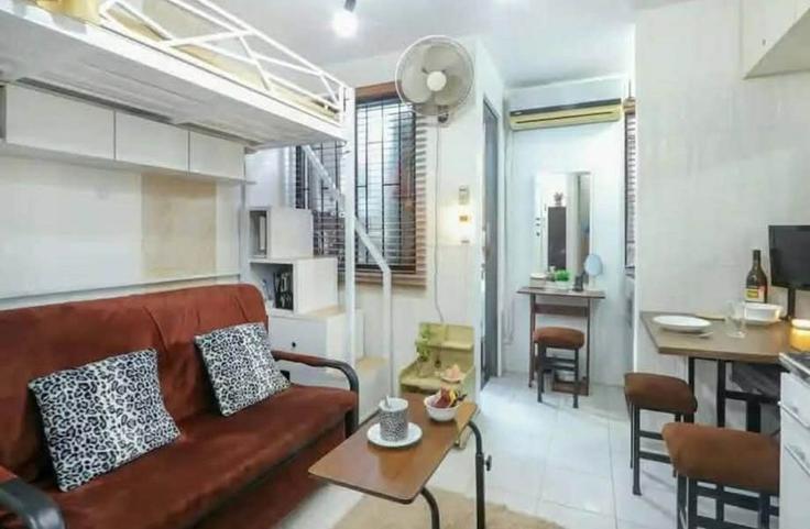 Sala de estar elegantemente projetada com móveis modernos em um apartamento no Building J. Isidro - hosteeva - 1570552 em Pasay City, Pasay City Sala de estar elegantemente projetada com móveis modernos em um apartamento no Building J. Isidro - hosteeva - 1570552 em Pasay City, Pasay City
